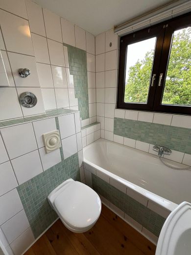 Charmante Dachgeschosswohnung mit neuer Einbauküche – ruhige Lage in Heiligenhaus – Badezimmer