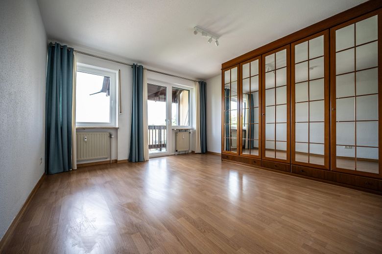 Lichtdurchfluteter Wohnkomfort in Uni-Bestlage – 90 m² mit 3 Balkonen & TG-Stellplatz – Schlafzimmer