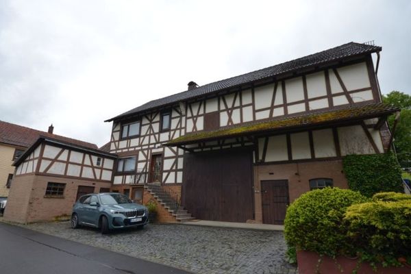 Casa unifamiliare conveniente con fienile e garage in vendita a Grebenau