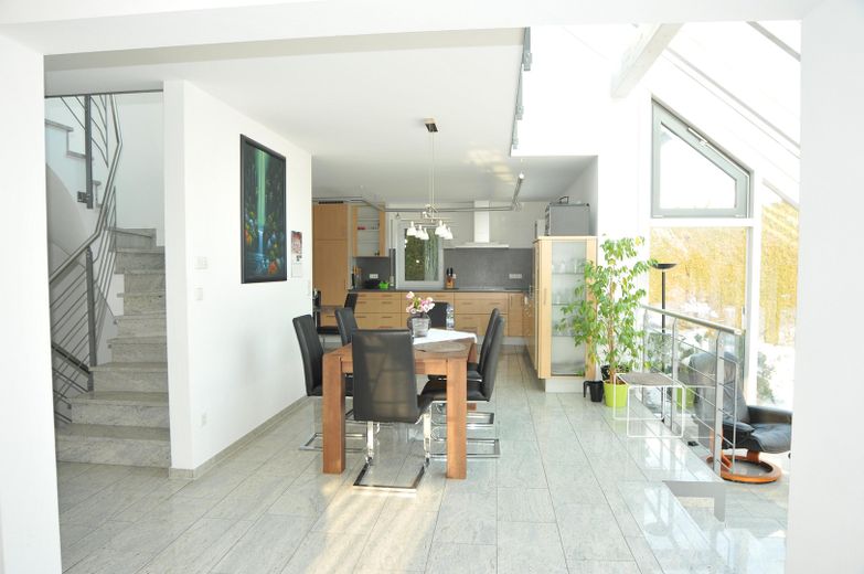 Modern architect-designed house for the large family – Essbereich vom Wohnzimmer