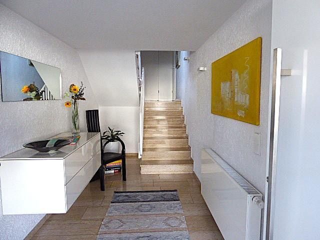 Skrajny dom szeregowy w architekturze split-level, wszystko oprócz zwyczajności! – Eingang mit Garderobe