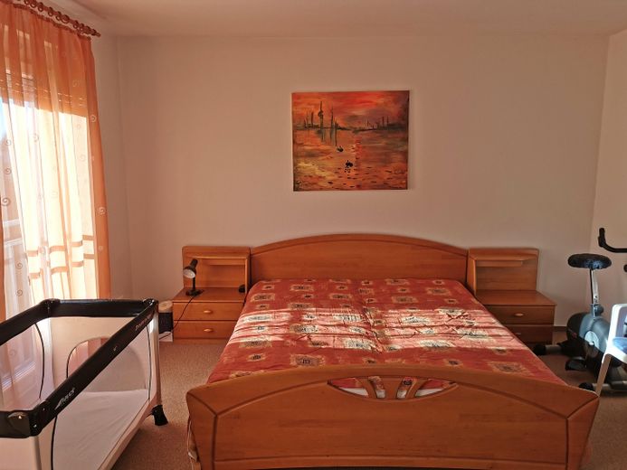 Well-maintained mid-terrace house in a family-friendly location – Elternschlafzimmer  Bild 1 
