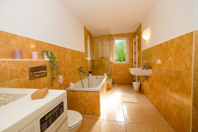 Wunderschönes Einfamilienhaus mit Anliegerwohnung  -  Provisionsfrei! – Bad (EG | ursprüngl.)