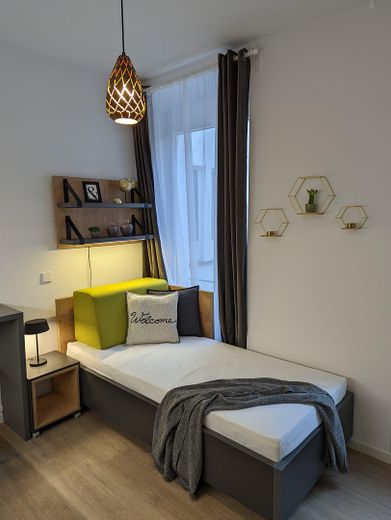 TOP möbliertes Apartment in Top-Citylage – ruhig & sofort verfügbar – Bett