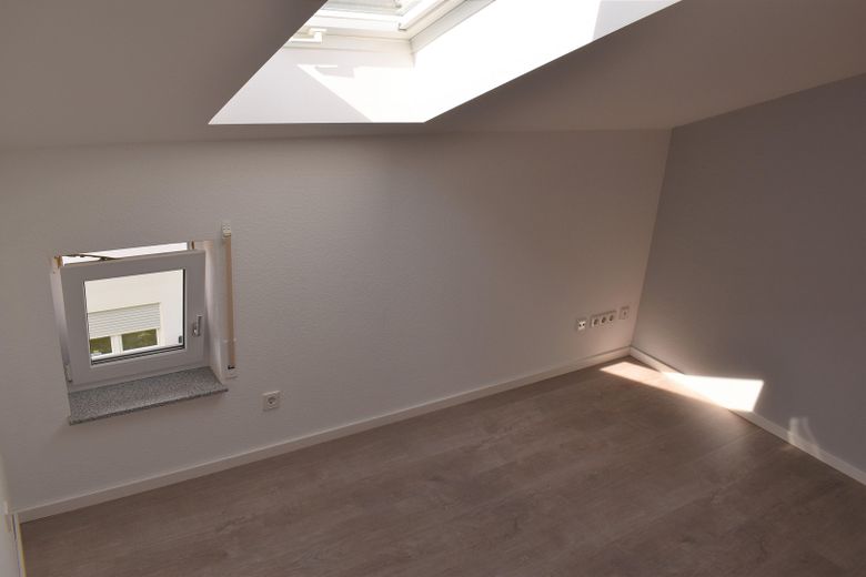 Casa bifamiliare senza provvigioni in posizione eccellente - periferia del paese, giardino, abitazione e eventualmente affitto – Jugendzimmer OG-Wohnung
