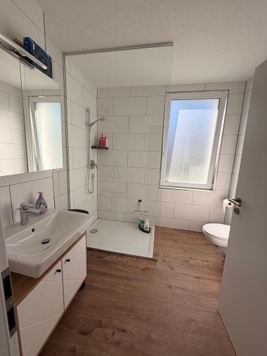 Modern & energieeffizient: 4 Zimmer mit großem Balkon und Blick ins Grüne – Foto 11