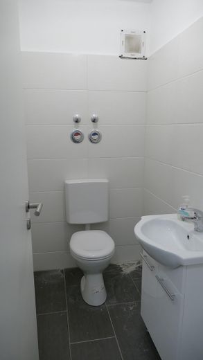 BEZUGSFREI ab 01.11.26: 4-Zi.-Maisonette (109m²) mit TG-Stellplatz & Balkon in Uni-Nähe! – Gäste-WC