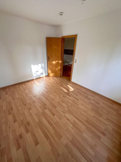 Przytulne 2-pokojowe mieszkanie na parterze z własnym tarasem, łazienką z wanną i miejscem parkingowym w garażu podziemnym w Landsbergu – Gut geschnittenes Schlafzimmer