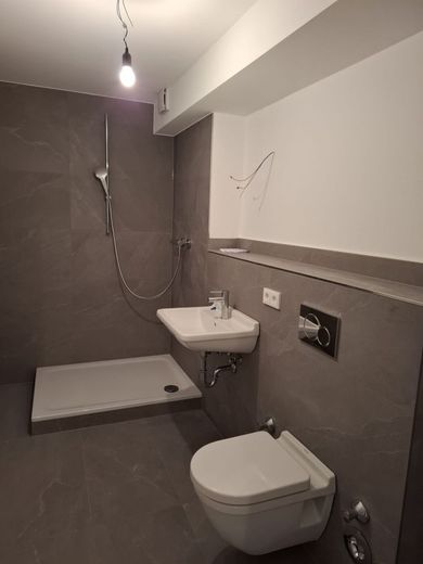 CITYLAGE! 2 ZIMMER WOHNUNG + MODERNISIERUNG + RUHIGE LAGE + IDEAL FÜR INVESTOREN + SELBSTNUTZER – Duschbad