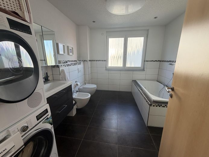 Piso en propiedad, apto para familias, en 2 plantas con carácter de casa y jardín propio – Bad im OG