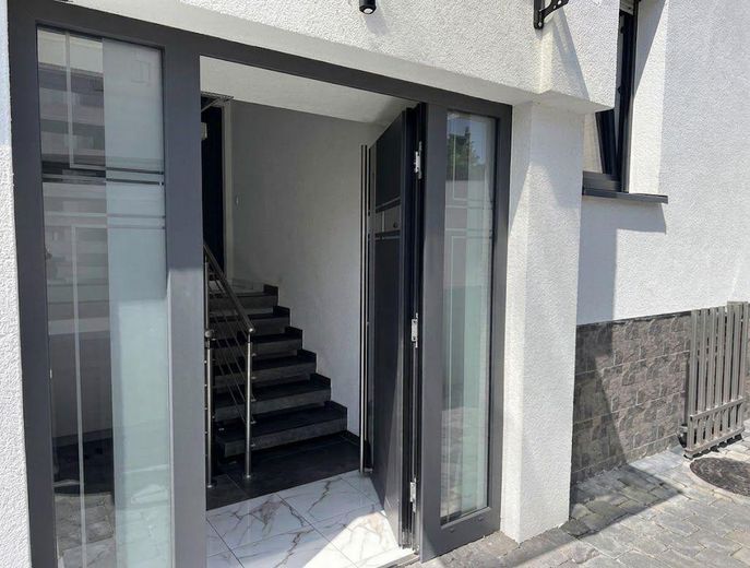 127 m² PRIVATES WOHNEN MIT EIGENEM POOL & GARTEN – 2 GARAGEN + 1.920 € KALTMIETEINNAHMEN – Eingang