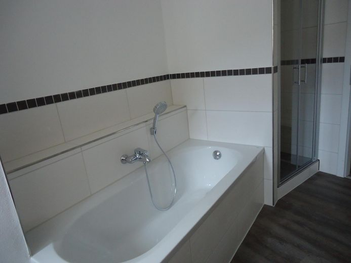3 Zimmerwohnung mit Einbauküche und Balkon – Wanne