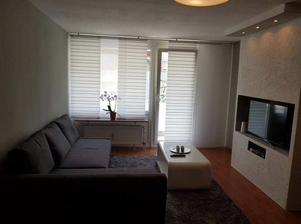 Wohnzimmer mit Balkontüre 