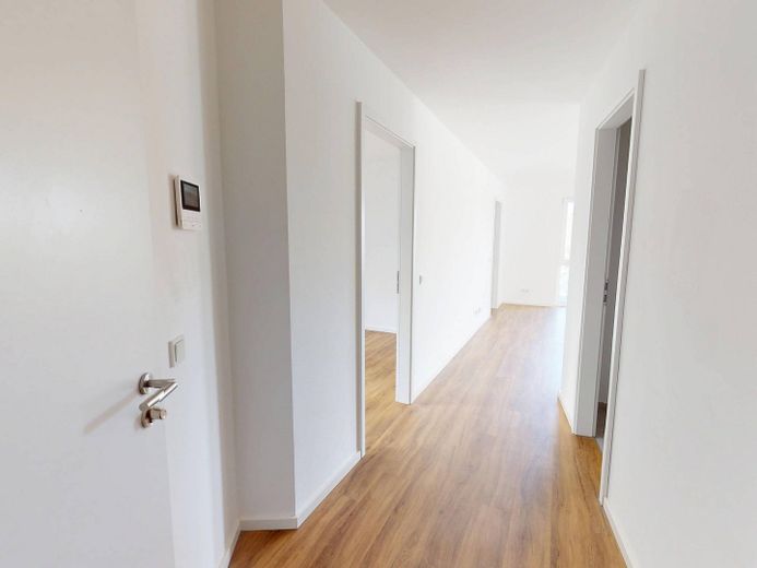 Lichtdurchflutete 3-Zimmer-Wohnung mit EINBAUKÜCHE, BALKON und 2 Bädern – Flur
