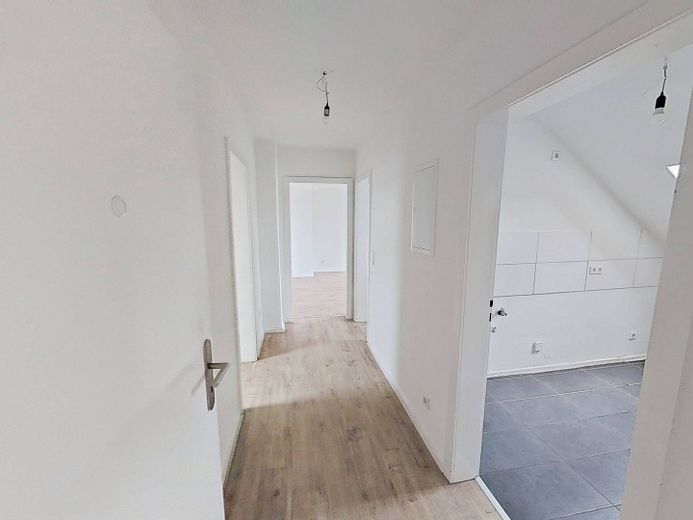 Luminoso appartamento di 2 locali all’ultimo piano con moderno bagno con luce naturale, a pochi passi dal centro città – Flur