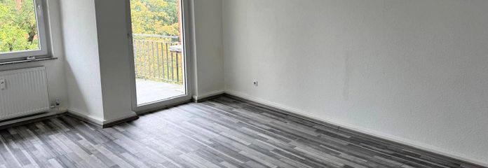 BALCONE e bagno con vasca: moderno appartamento di 3 locali in una zona residenziale immersa nella natura – Wohn- und Esszimmer