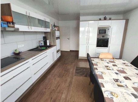 Küche mit großem Essbereich