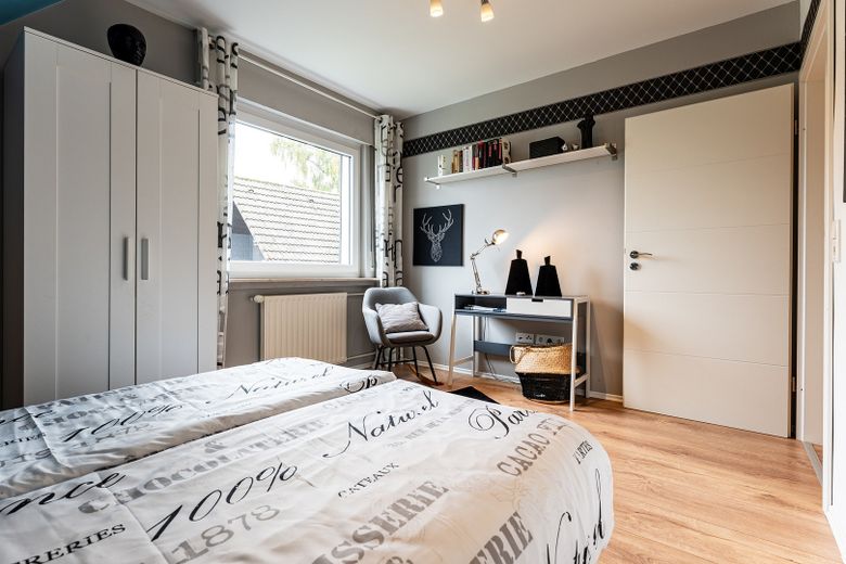 vielseitig verwendbares Zweifamilienwohnhaus im anerkannten Naturschutzgebiet – Schlafzimmer - 1.OG