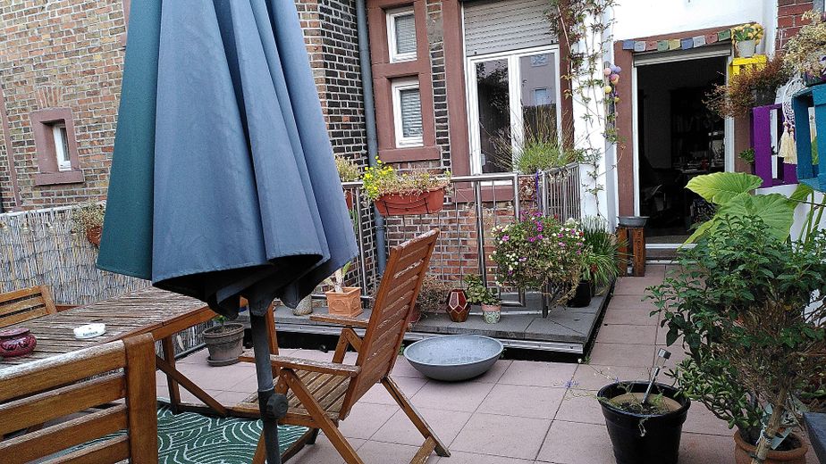 Großzügige Wohnung mit Hinterhof-Terrasse in Bahnhofsnähe – Terrasse, Blick zum Haus