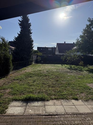 Gelflegte Doppelhaushälfte mit großem 580 m² Grundstück und Carport provisionsfrei bezugsfrei – Riesen Garten