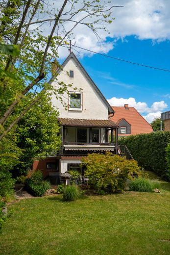 Provisionsfrei - Bezugsfertiges Einfamilienhaus mit großem Garten und Erweiterungspotenzial – Hausansicht Gartenseite 