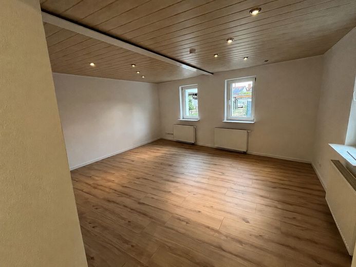 Komplett renoviertes Reihenendhaus mit großem Dachstudio und separatem Garten in Harthausen – Wohnzimmer 