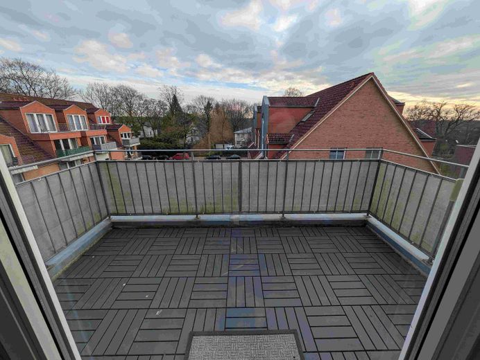 Yeni yenilenmiş çatı katı dairesi – Balkon
