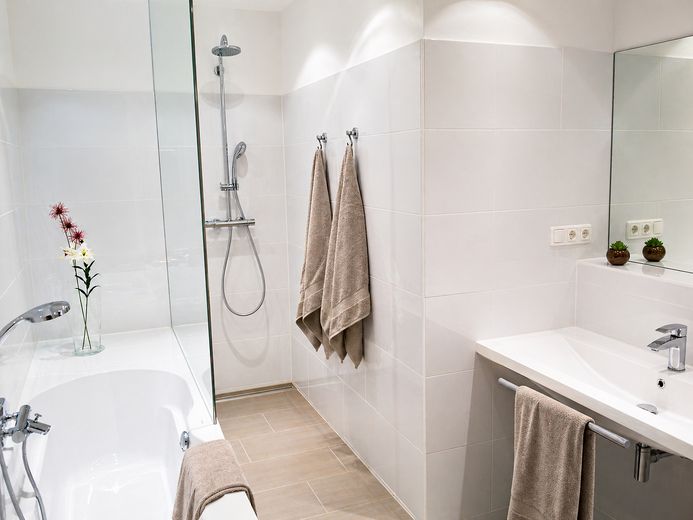 Freie DG-Whg. mit Traumgartenblick in privater Wohnanlage – Bad/große Badewanne 