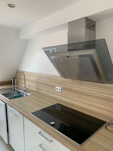 Großzügige 4-Zimmer-Maisonette mit Dachterrasse, Kamin und Albtraufblick – Küche