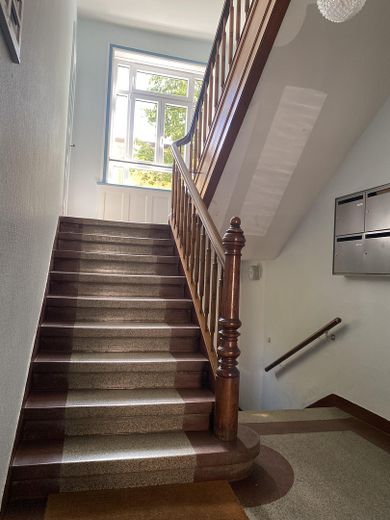 Sofortbezug! Helle 5-Zimmer-Altbauwohnung m. Balkon über den Dächern von Kiel zu kaufen. – Treppenhaus