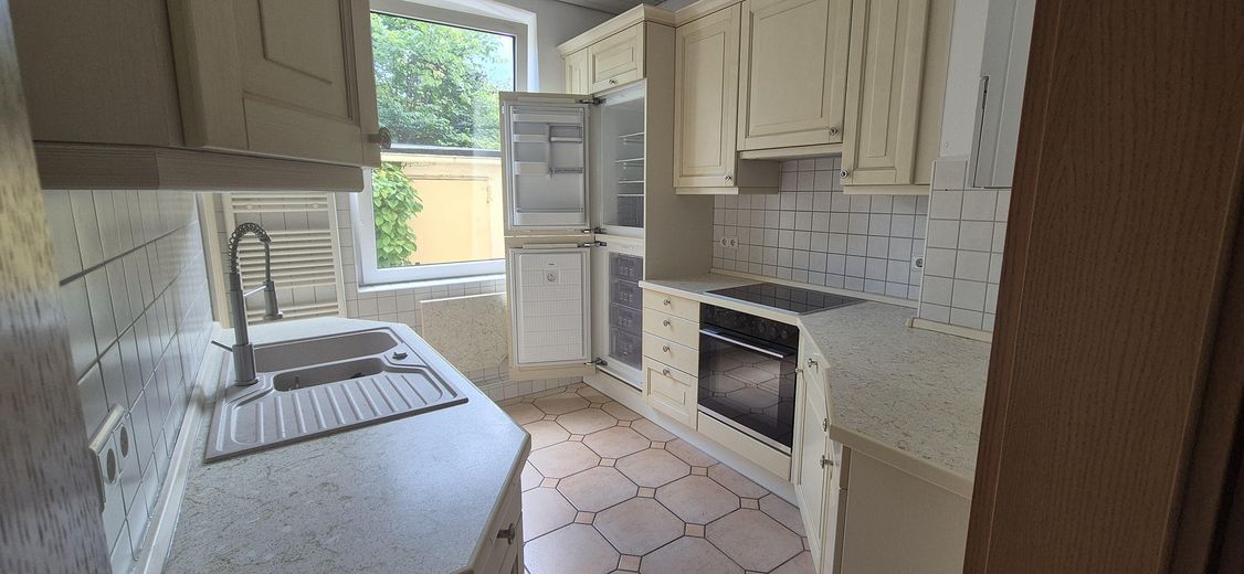 120 m² का गर्म विंटरगार्डन, टैरेस और बगीचे सहित – Schleswig में असाधारण अपार्टमेंट – Küche