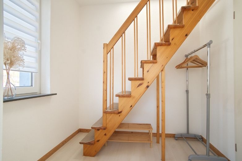 Behaglich-moderne Dachgeschosswohnung, verkehrsgünstig gelegen, für Berufspendler. – 56ecb24cc4b4e9723bba0751e0136c1f11bb03e6.jpg