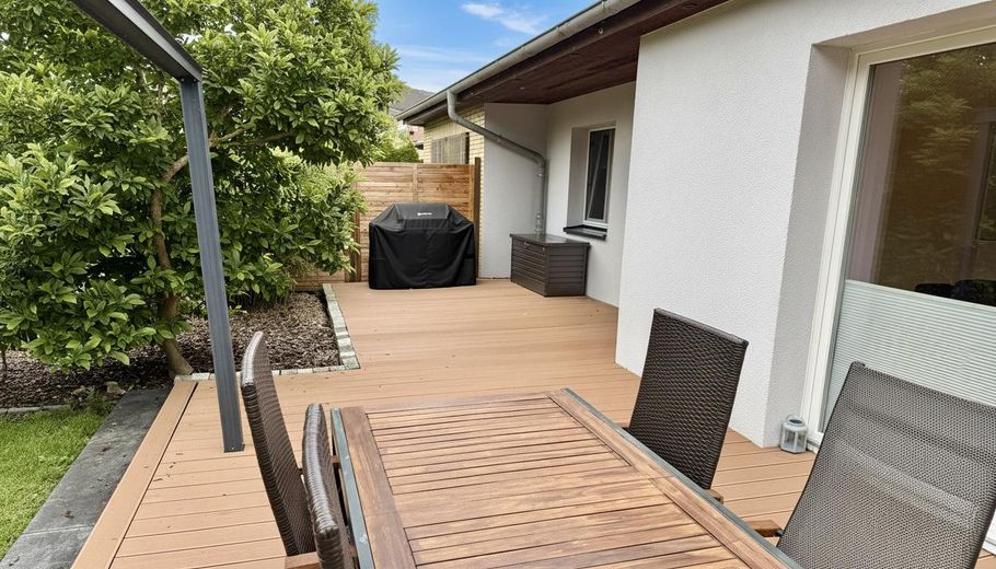 Provisionsfrei - Helles Reihenendhaus mit großer Terrasse, Sauna im Garten und Einzelgarage – Terrasse