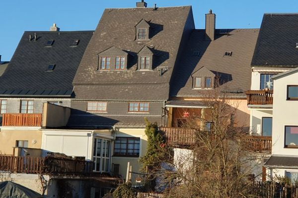 Preparate le valigie e trasferitevi! Splendida casa accogliente, pronta per essere abitata subito, in posizione centrale a Wolkenstein, con un bel terreno, sottoposta a tutela monumentale