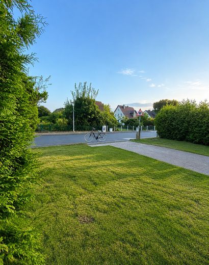 Baugrundstück für EFH, mit Bestand & Vorbescheid – Gartenblick (Süd)