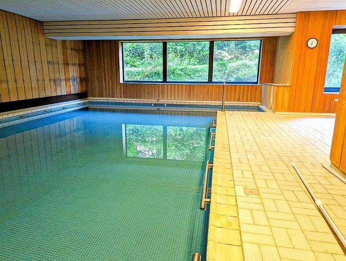 Erstbezug nach Sanierung: Barrierearme 2-Zimmer-Wohnung, Balkon & Tiefgarage in Bestlage Iserlohns – Schwimmbad vor Sanierung