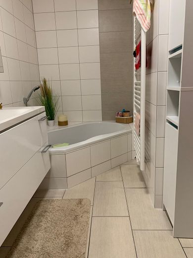 Modernisierte 3-Zimmer Wohnung mit Terrasse & Stellplatz – Bad
