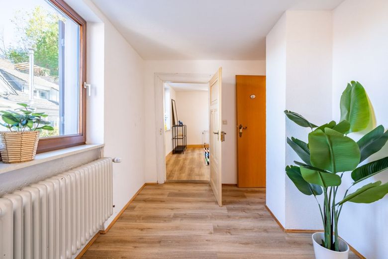 SANIERTES WOHN-ENSEMBLE IN BREISACH: 4 EINHEITEN MIT NEUEM NEBENGEBÄUDE &amp; PANORAMABLICK – Blick vom Bad