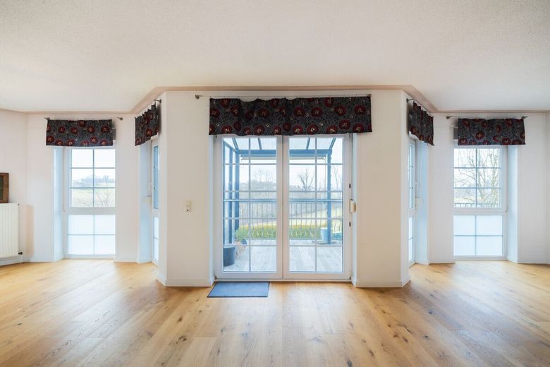 Einfamilienhaus mit Einliegerwohnung, Doppelgarage und Garten. Willkommen in Horhausen! – Fensterfront im Wohnbereich Erdgeschoss