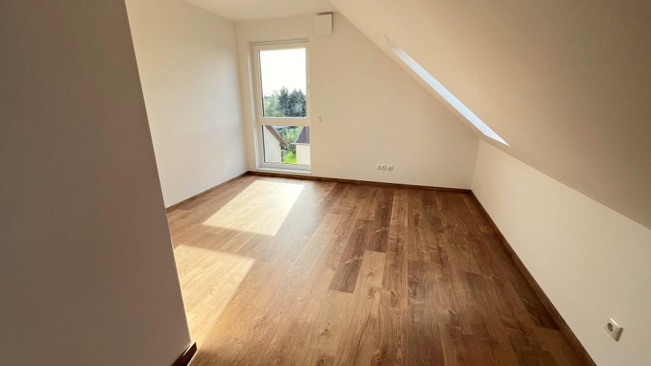 Ruhe mit Blick über Felder: Exklusives wohngesundes Plusenergie-Doppelhaus, S-Bahn fußläufig – Zimmer 1 DG