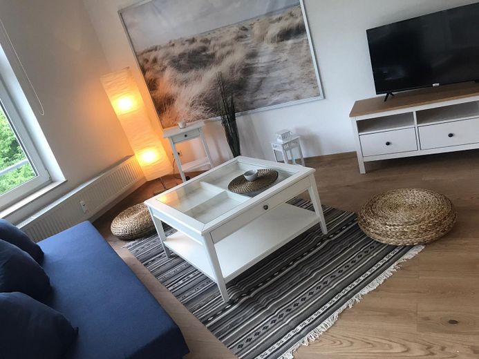 Ruhig, hell, möbliert - Apartment mit Balkon und Top-Anbindung zwischen Adlershof und Flughafen BER – Wohnzimmer