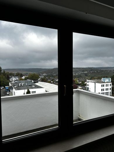Appartement lumineux de 3 pièces sous les combles avec balcon – Photo 3