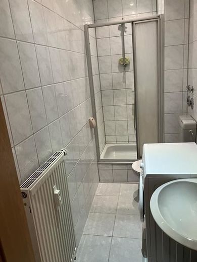 Gemütliche 3-Zimmer mit Mobiliar, Laminat, Dusche und EBK in ruhiger Lage! – IMG_3724