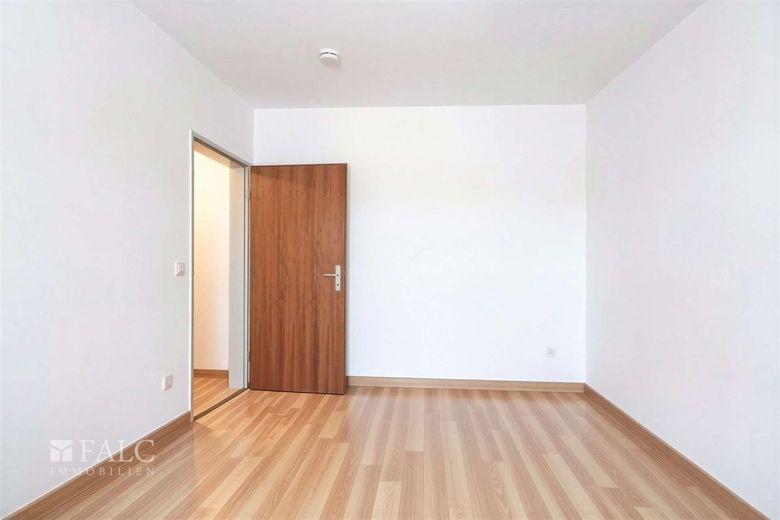 Kapitalanlage oder Zuhause: Helle 3-ZKB mit großer Loggia und Tiefgaragenstellplatz – Kind mit KI geräumt