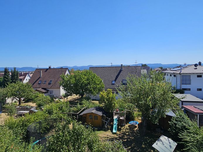Großzügige Maisonette im Architektenhaus mit Kamin, Balkon & Albblick – ideal für 1–2 Personen – Aussicht Zimmer 1 (2. OG)