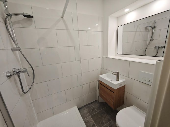 Vacant 2-room apartment | freshly renovated | raised ground floor | garden view | no commission – Foto 7