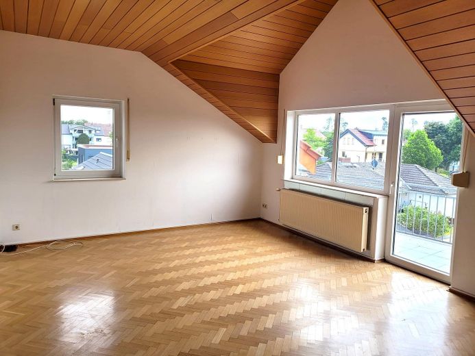 Wohnzimmer mit Balkonzugang