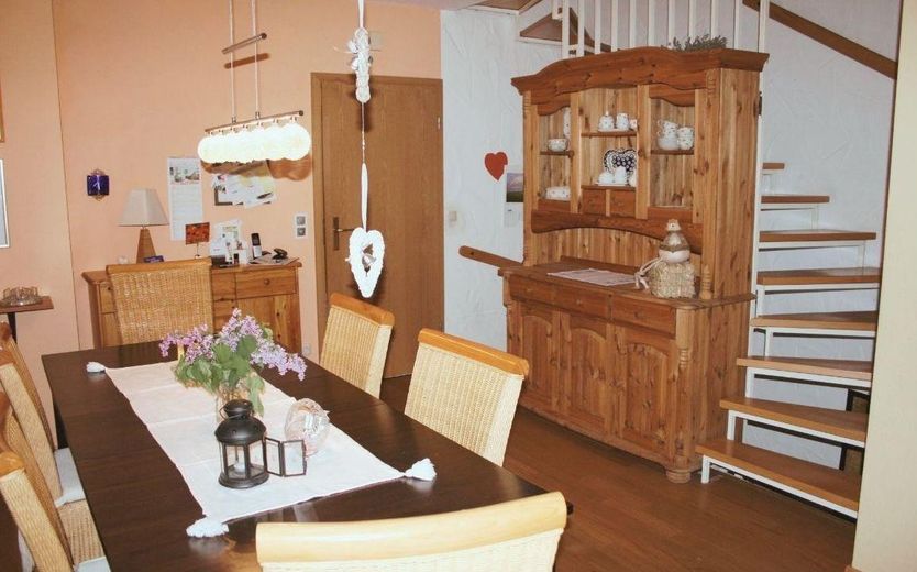 Großzügiges Reihenmittelhaus in ruhiger Wohnlage – Treppenaufgang