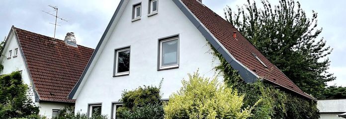 Frontseite mit Garagenauffahrt