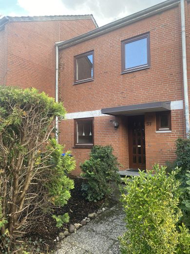 Casa a schiera centrale a Norderstedt con giardino e garage! – Frontansicht